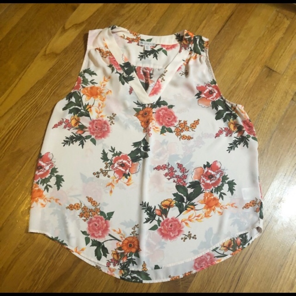 Women sleeveless blouse